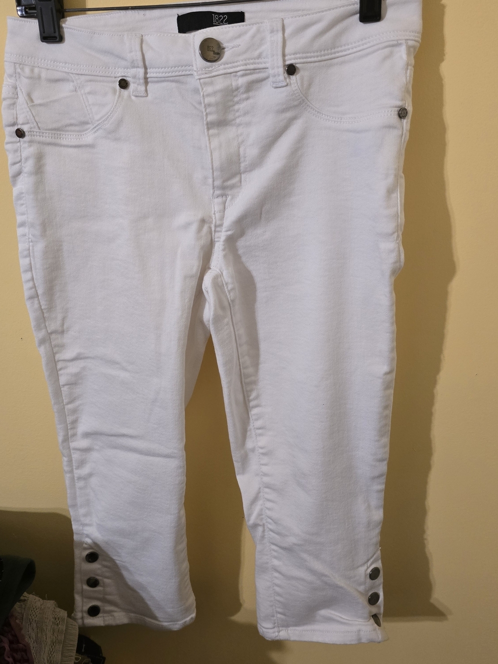 1822 Denim White Ankle Button-Hem Capri Jeans